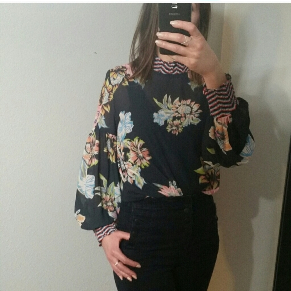 Vici Jealous Tomato Navy Blue Floral Blouse Size Small - Picture 2 of 11